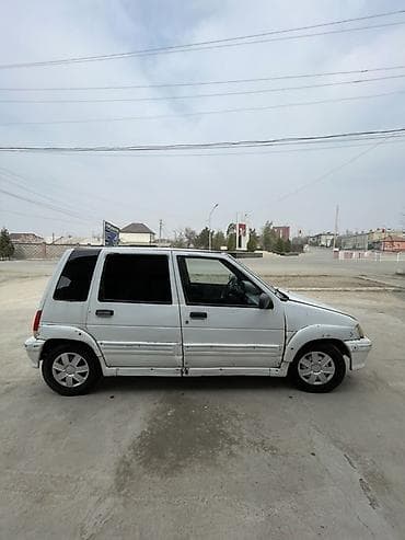 оной авто: Компактный городской хэтчбек белого цвета, 5 дверей. Практичный салон — 6