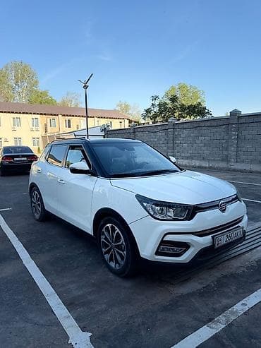 mazda примаси: Компактный кроссовер белого цвета с черной крышей и рейлингами — 2