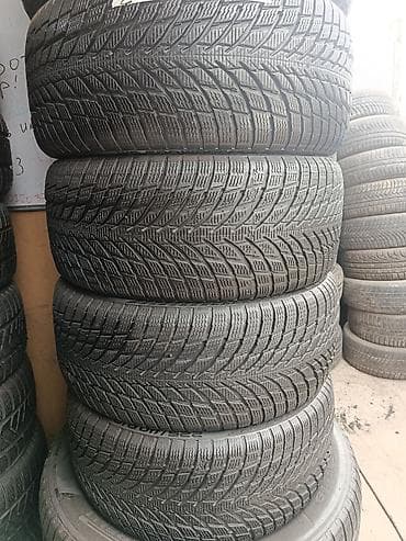 Всесезонная автомобильная шина размером 225/40 R18. Шина имеет
