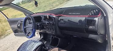 детский машина аккумулятор: Volkswagen Golf III, хэтчбек 5‑дверный, белый жемчуг кузов с черной — 7
