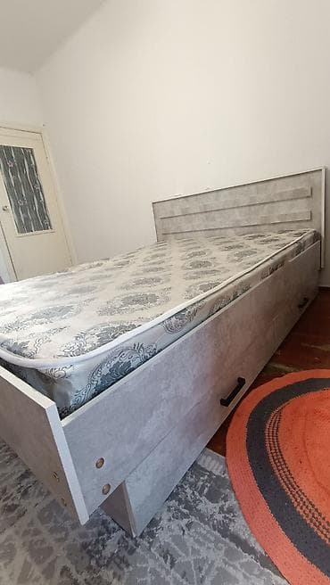bunk bed: Односпальная кровать с высоким изголовьем и выдвижными ящиками для — 1