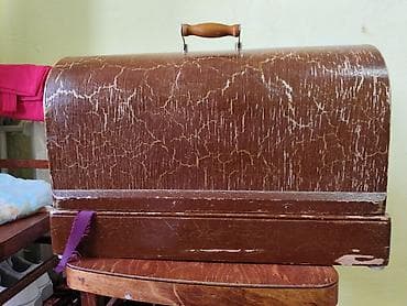 козлы для швей: Швейная машина ручного привода с деревянным кофром. Особенности: - — 1