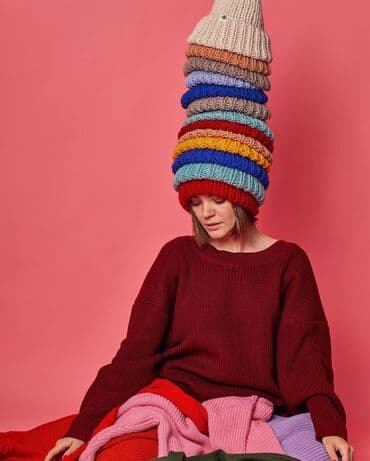 Джинсы: Шапка из шерсти в светло-сером цвете, в отличном состоянии за 1000 — 2