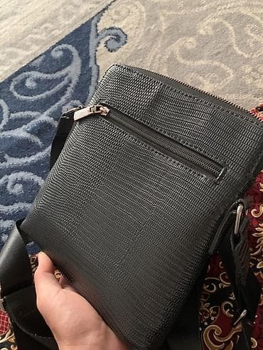 купить барсетку мужскую: Сумка через плечо, компактная, черная, с тиснением “под рептилию” — 2