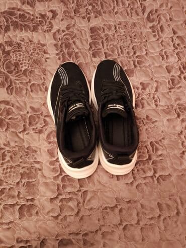 срочно продаю в связи с переездом: Мужские кроссовки, 41, Макси, Б/у, цвет - Черный — 3