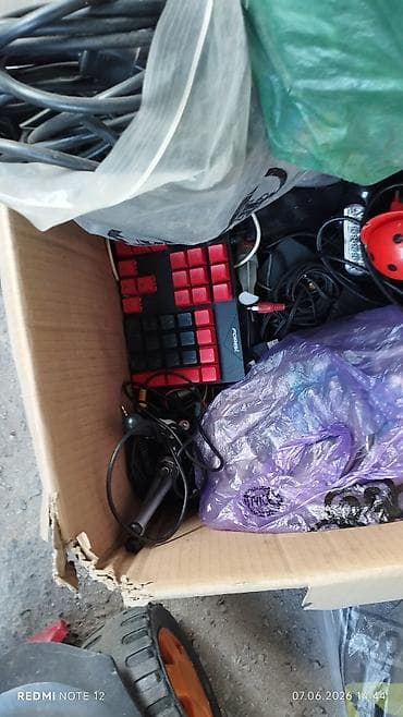 pc servise: Отдам за шоколадку коробка с электро‑и компьютерными мелочами — 1