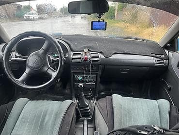 Транспорт: Mazda 323: 1994 г., 1.3 л, Кол менен иштөөчү, Бензин, Хетчбек — 3