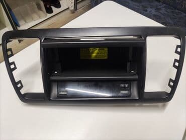 столы на переднем плане: Центральная консоль Subaru 2008 г., Б/у, Оригинал — 2