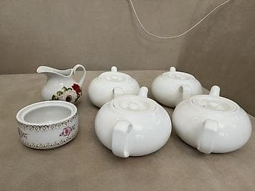 Набор для чаепития из фарфора. Состав: - 4 мини-чайника с крышками