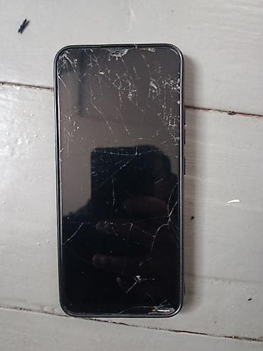 apple studio display: Смартфон с треснутым стеклом экрана. Моноблок, черный корпус — 1