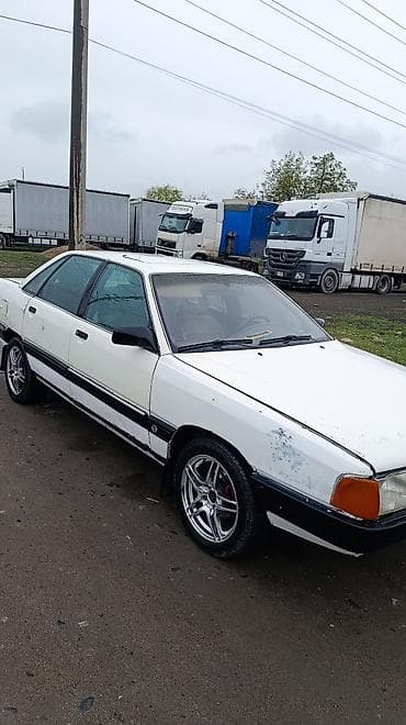 Легковой автомобиль седан, белый. Кузов: - 4 двери, классический