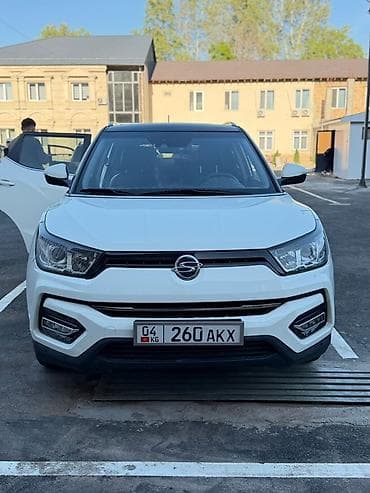 mazda примаси: Компактный кроссовер белого цвета с черной крышей и рейлингами — 4