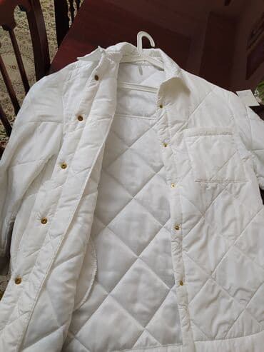 один: Продаю шикарную белоснежную курточку, производство Италия,размер — 4