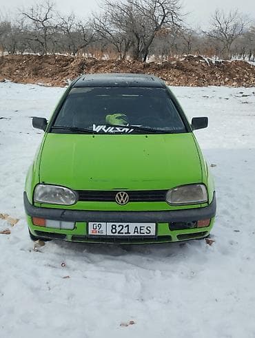 салон машины: Volkswagen Golf III, хэтчбек 5 дв., ярко‑зелёный цвет кузова — 3