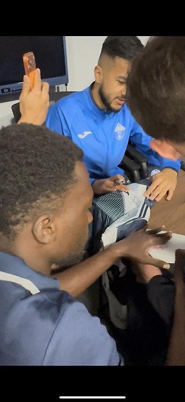 levis джинсы: Футбольная футболка Joma с автографами игроков Muras United (Manas — 4