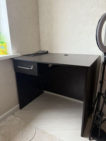 Тумбы и подставки: Компактный угловой письменный стол из ЛДСП в темном цвете — 2