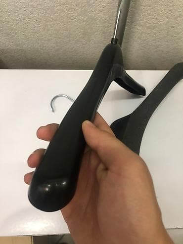 Продаю толстые пластиковые вешалки. Вешалки приходят с Европы. Имеется — 2