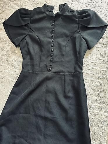 Үлпөт көйнөктөрү жана аксессуарлар: Черное элегантное платье с акцентом на лиф: - Фасон: приталенное, с — 1