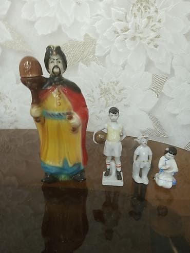 Коллекция фарфоровых фигурок Состав набора: - Крупная статуэтка