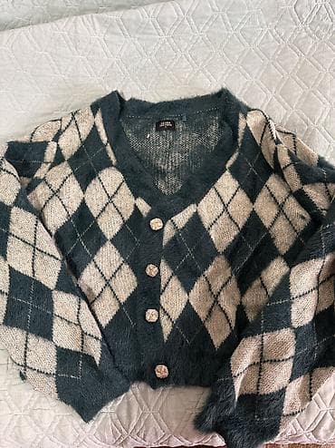 Джинсы: Отдам даром женскую одежду размер в основном S и на подростка, два — 2