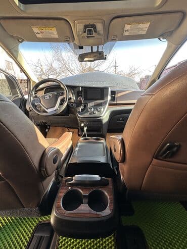7местный авто: Toyota Sienna: 2017 г., 3.5 л, Автомат, Бензин, Минивэн — 8