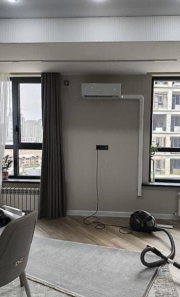 Настенный кондиционер (сплит‑система) с внутренним блоком белого