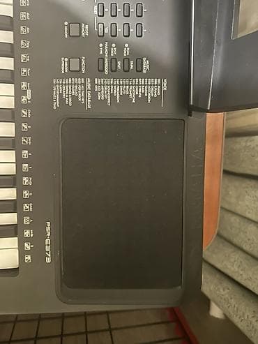 Музыкалык аспаптар: Продаю б/у Yamaha PSR-E373, состояние отличное. Все клавиши, кнопки — 2
