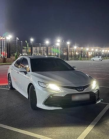 Toyota Camry: 2022 г., 2.5 л, Автомат, Гибрид, Седан — 2