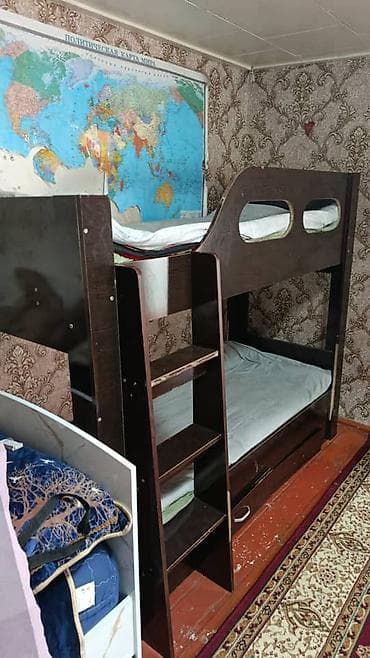 стол с двумя ящиками: Двухъярусная кровать. - Материал: темный ламинированный ДСП. - — 2