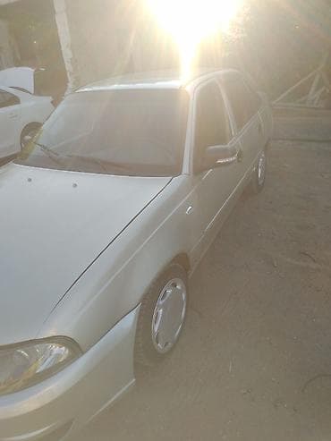 byd e7: Седан серебристого цвета. Основные характеристики и оснащение: - — 4