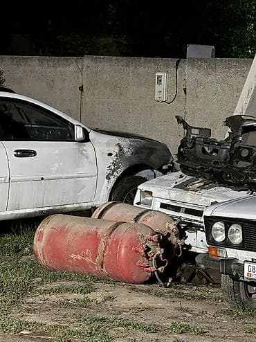 Газ сатылат пропан газ 
Одна бочка 190 литровый 
Второй 200-210 литров