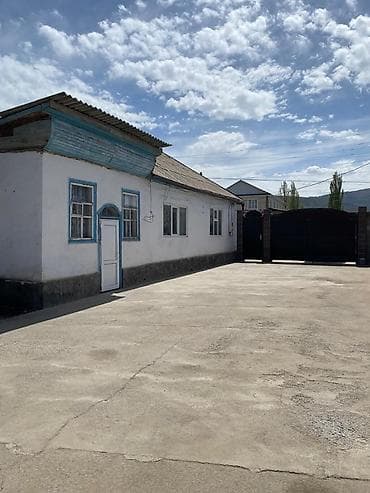 место под гараж: Продаётся частный дом с большим ограждённым двором. Основные — 2