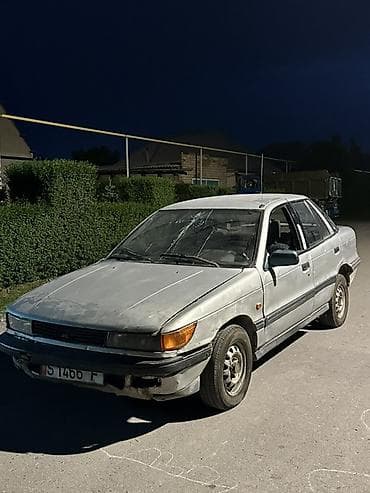 Mitsubishi Lancer: 1990 г., Седан
