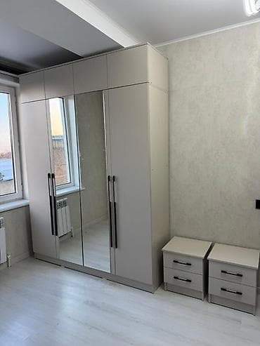 Шкаф-гардероб с антресолями + комплект из двух прикроватных тумб -