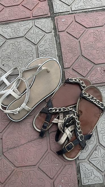 Женская обувь: Подборка женской и унисекс обуви разного типа. Состав лота: - Черные — 3