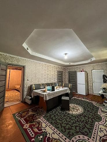 дома с большим участком: Продаётся дом с большим двором и хозяйственными постройками. ж/м — 10