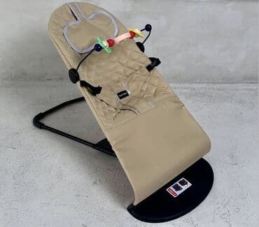 Детский шезлонг-качалка Love Baby с дугой игрушек. - Эргономичное