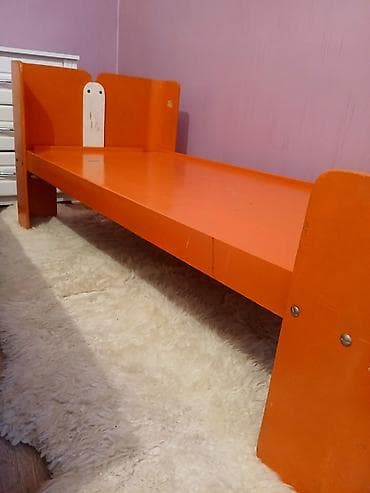 Балдар эмереги: Детская односпальная кровать ярко‑оранжевого цвета. - Материал — 1