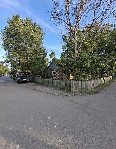 Үйлөрдү сатуу: Продаётся жилой дом с участком 7 соток. На участке подведён газ — 6