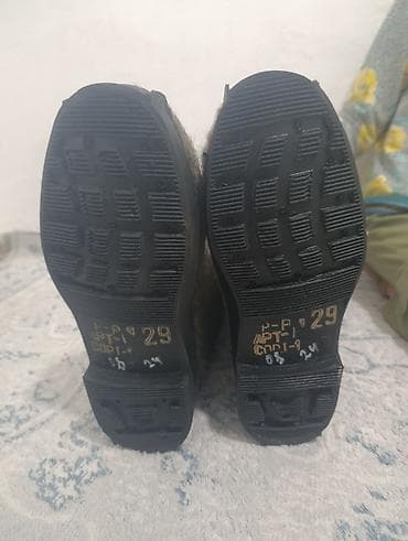 Валенки и рабочие ботинки (две пары обуви)2500сом 1) Валенки серые с