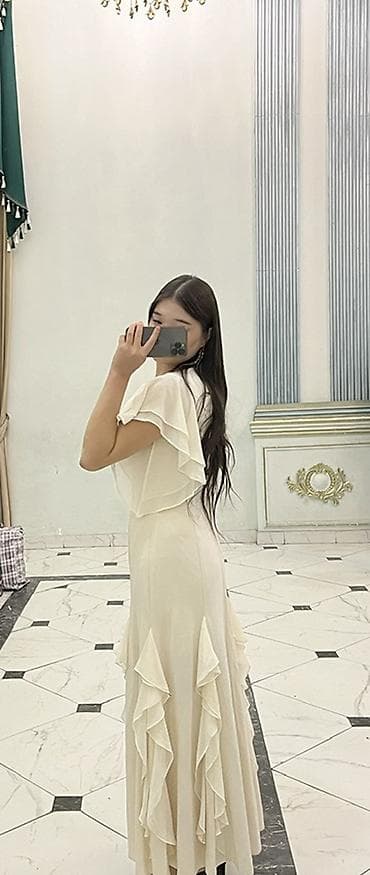 кепка диор: Нежное длинное платье цвета айвори с романтичными воланами. - Фасон — 2