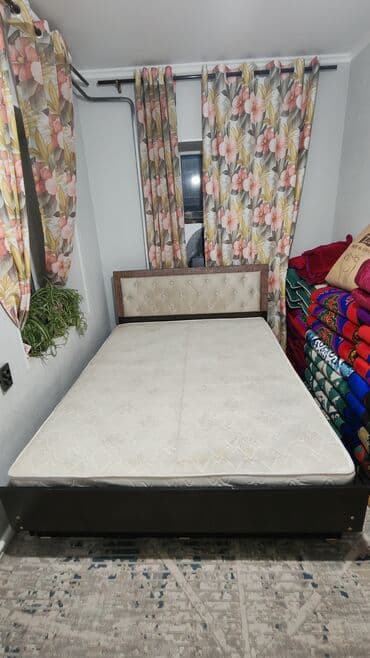 двуспальная кровать с подъемным механизмом: Двуспальная кровать с мягким изголовьем и выдвижными ящиками - Размер — 4