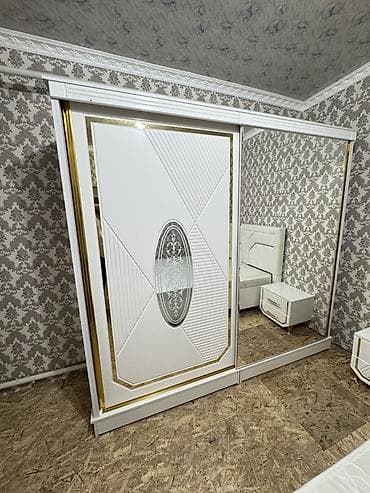 куплю трюмо: Спальный гарнитур в классическом стиле с бело‑золотистым декором — 1