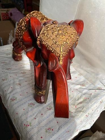 хоби: Декоративная фигурка слона из дерева с резьбой и золотистым декором - — 2