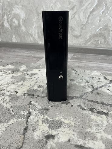 Игровая консоль Xbox 360 (версия Slim, черный цвет). Комплектация: -