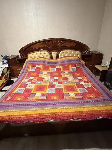 шкаф с зеркалом: Б/У. Состояние отличное. Спальный гарнитур в классическом стиле, цвет — 1