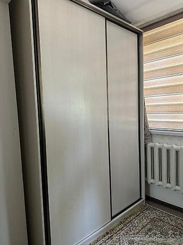 Шкаф-купе с раздвижными дверями. Выполнен в нейтральной цветовой