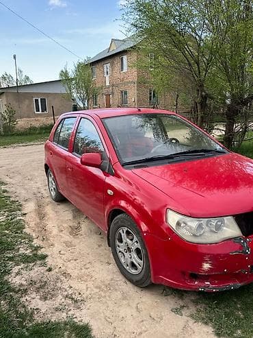 Красный 5‑дверный хэтчбек компакт‑класса. Основные характеристики: -