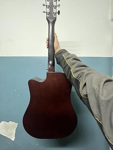 порожки: Акустическая гитара типа дредноут с вырезом (cutaway), 6 струн — 2