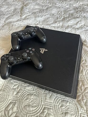 PlayStation 4 Slim с двумя беспроводными геймпадами DualShock 4